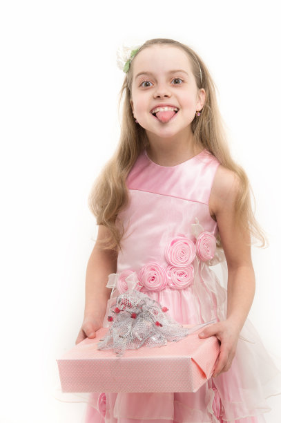 女孩穿着粉红色的裙子，留着金色的长发图片下载