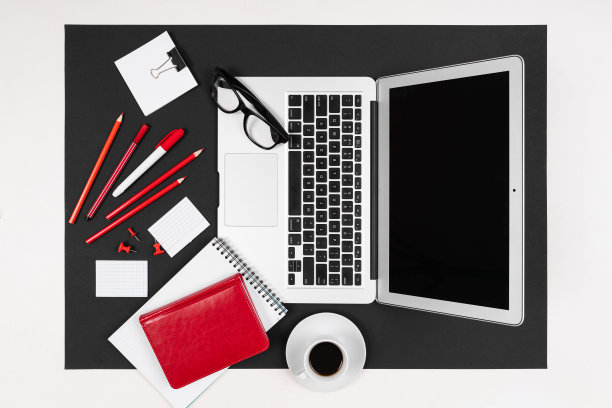 台式电脑，耳机，计算器，钢笔，铅笔，卡片，电话孤立的黑白背景图片下载