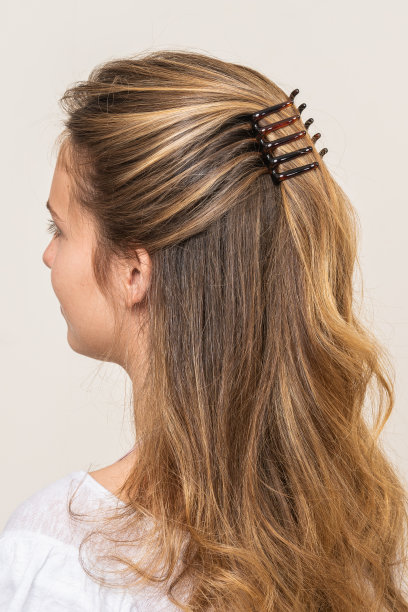戴发夹的女人图片下载