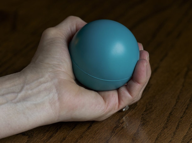 老女人用压力球在桌子上练习她的手图片下载