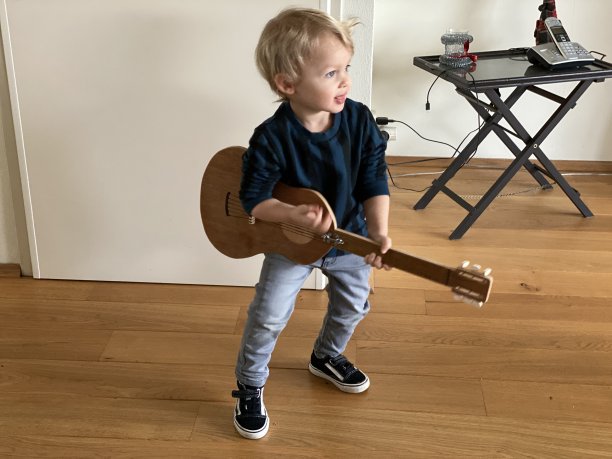孩子弹吉他图片下载