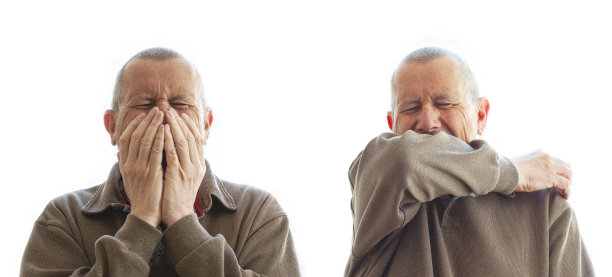 一名男子在冠状病毒大流行期间双手和肘部咳嗽。错误的和正确的打喷嚏来阻止病毒的传播。双肖像在高分辨率。图片下载