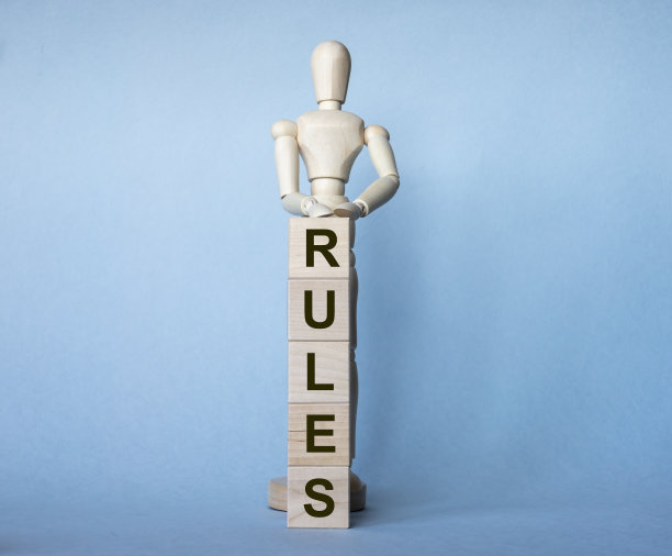 规则字在木立方体与浅蓝色的背景图片下载