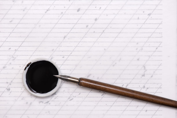 木制背景上的书法纸、笔尖、纸、墨。空的字帖。俯视图，平放。图片下载