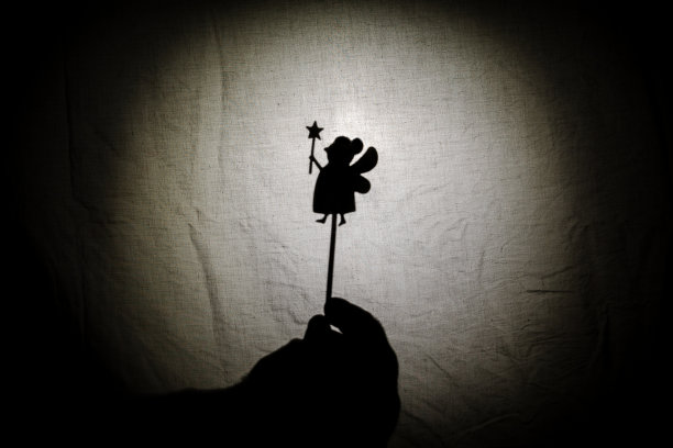 由中国皮影表演的圣乔治的故事和传说。仙女、龙、公主和骑士。图片下载