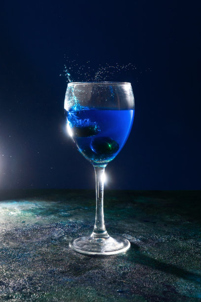 黑色背景上的蓝色鸡尾酒。图片下载