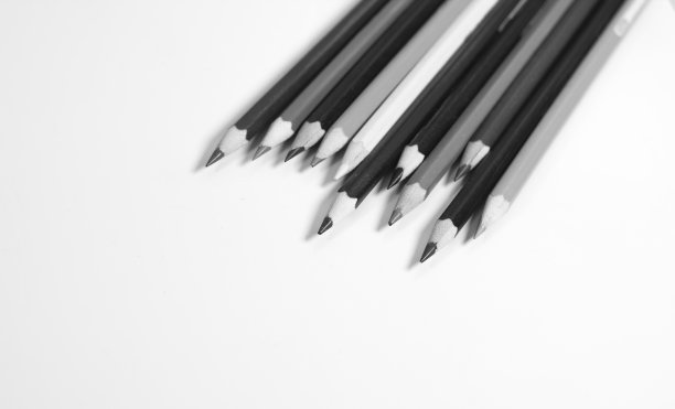 彩色铅笔孤立在白色背景近处剪切路径。美丽的彩色铅笔。彩色铅笔用于绘制彩虹色铅笔，用作背景色。图片下载