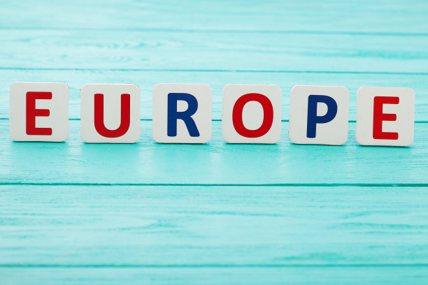单词欧洲在蓝色木制背景。复制空间和选择焦点图片下载