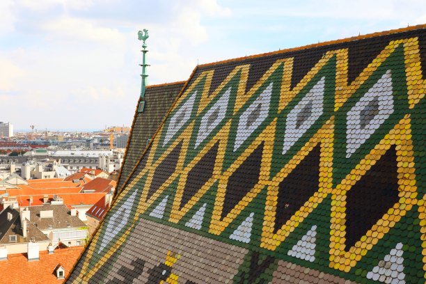奥地利维也纳(Wien)圣斯蒂芬大教堂(Stephansdom)北屋顶的杂色屋顶瓦(Österreich)图片下载
