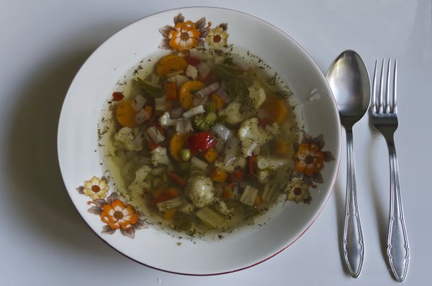 保加利亚传统的蔬菜汤，在白色的碗里混合了蔬菜和香料图片下载