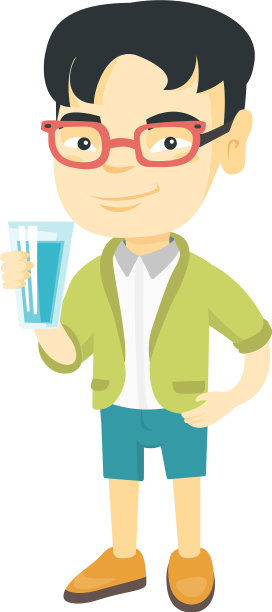一个亚洲小男孩拿着一杯水图片下载