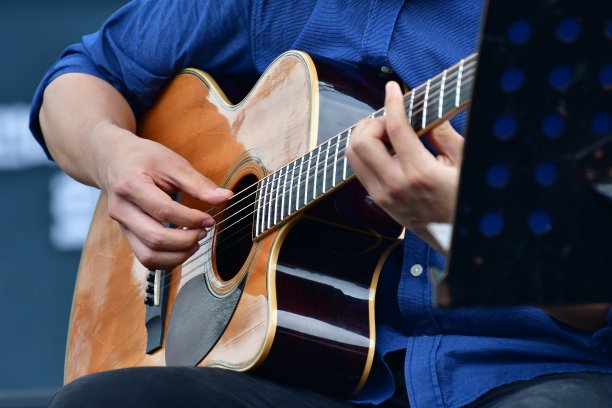 弹吉他图片下载