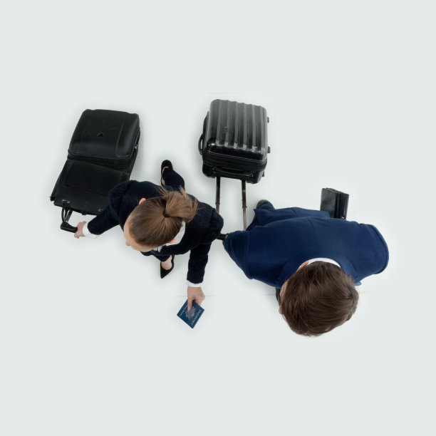 白人年轻女性潮人商务旅行在白人背景谁是度假穿着商务休闲装和拿着手提箱图片下载