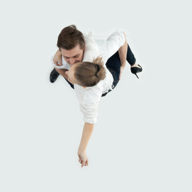 白人年轻女性潮人在白色背景穿着纽扣衬衫图片下载