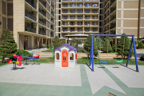 娱乐区儿童游戏室，娱乐中心的塑料儿童游戏屋，公园里的儿童秋千，儿童游乐场塑料秋千，塑料彩色房屋图片下载