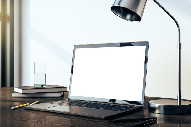 笔记本电脑与空白的白色屏幕，在木书桌和灯。模型3 d渲染图片下载