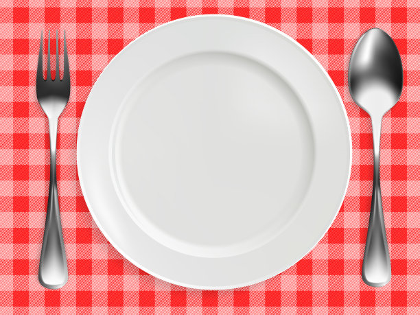 勺子放在红色格子桌布上图片下载