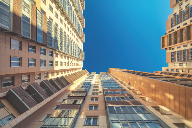 现代明亮的建筑内部广场庭院观向上图片下载