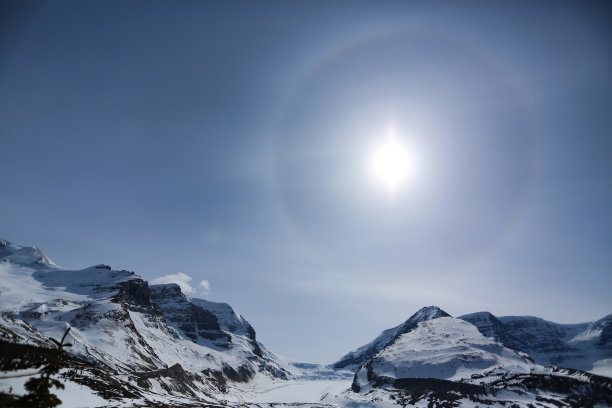 令人难以置信的日晕现象沿着冰原公园大道图片下载