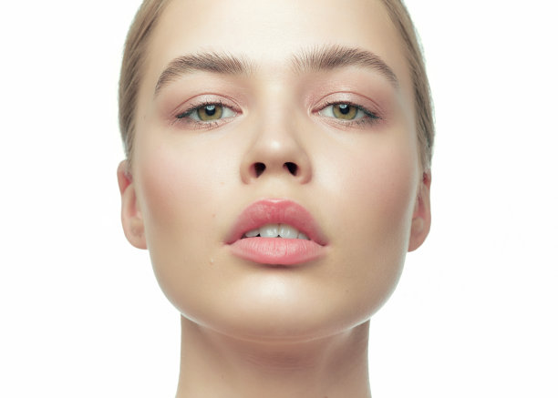 可爱的女孩模型后美容皮肤年轻化程序。天然化妆品广告海报。图片下载