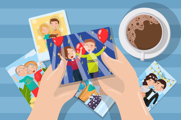 女人看着照片在一杯咖啡的手图片下载