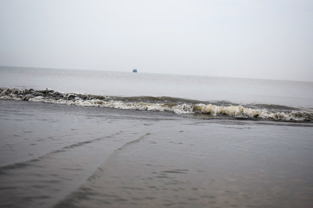 一些海浪在海滩上的水看起来非常美丽，而来的海岸图片下载