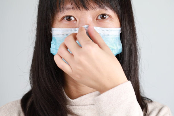 戴着防护面罩的年轻女子素材图片