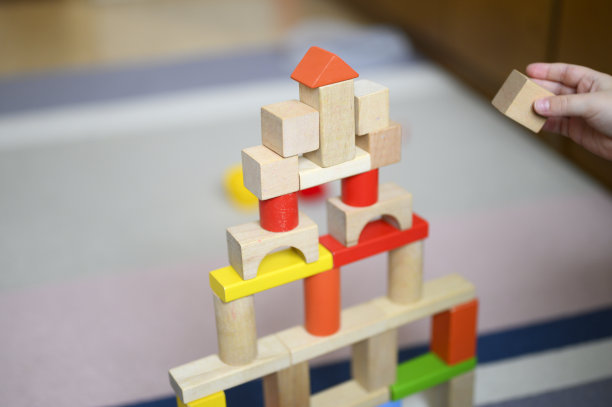 一名4岁小男孩在隔离和检疫条件下在家玩积木搭塔图片下载