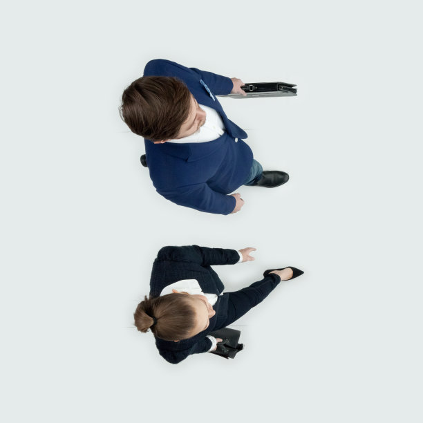 年轻的白人女性潮人走在白色的背景，穿着商务服装，拿着公文包图片下载