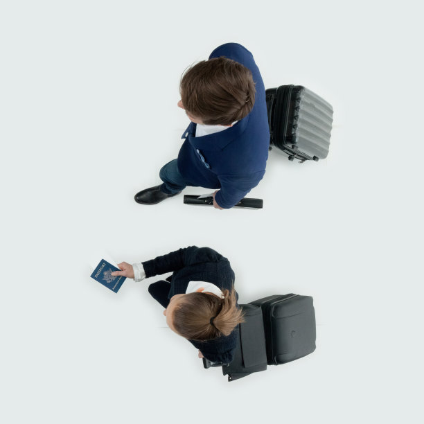 白人年轻女性时髦的商务旅行在白人背景谁是度假穿着时髦的休闲和拿着行李图片下载