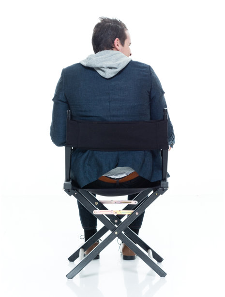 白人男性商务人士坐在白色背景的办公室穿着夹克图片下载