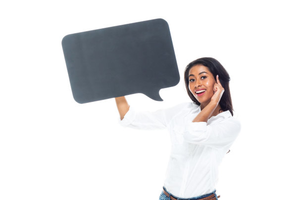 拉丁美洲和西班牙裔女性站在白色背景穿着衬衫和持有演讲泡泡图片下载