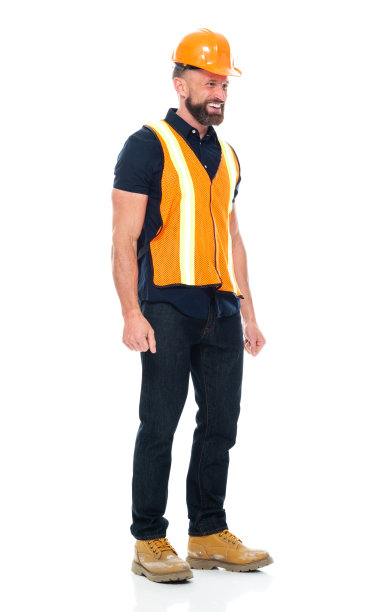 白人男性服务职业，穿着靴子，手持锤子，在白人背景前修理图片下载