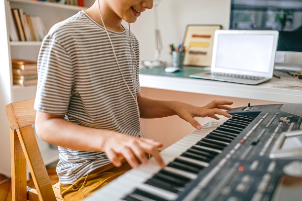 十几岁的男孩正在上在线键盘课图片下载