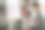 一位中年亚裔华人女性在家里用笔记本电脑写笔记图片下载