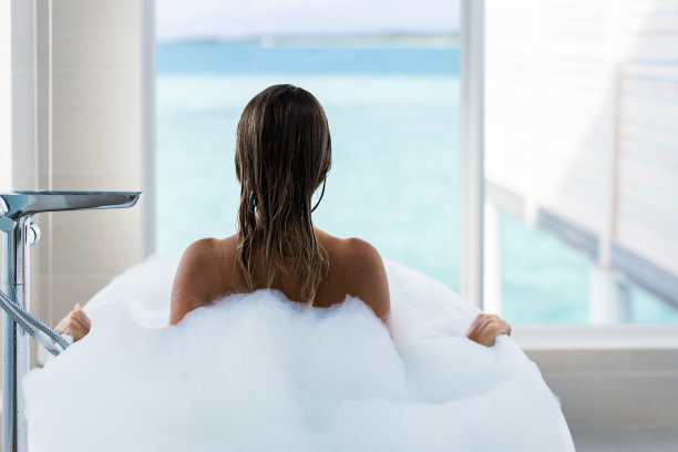 一个女人洗澡的后视图。图片下载