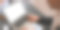 这张照片是一个商人坐在黑色的办公桌前用笔记本电脑打字的照片，背景是井然有序的办公室。图片下载