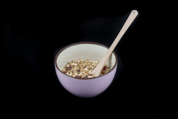 一碗带木勺的燕麦图片下载