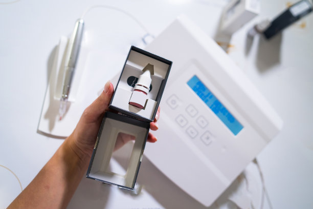 瓶子与彩色红墨水永久纹身。图片下载