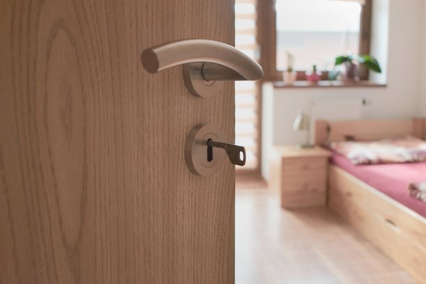 半打开的门进入舒适的室内图片下载