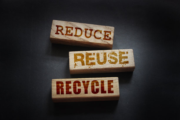 减少、再利用、循环利用深色背景文字的木块，生态简约的概念图片下载