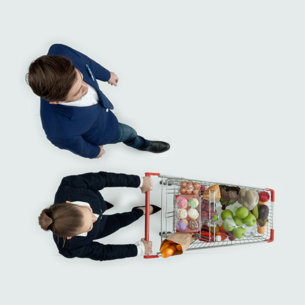 年轻的白人女性潮人走在白色背景，穿着商务服装，拿着杂货图片下载