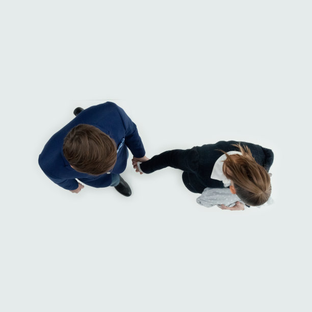 白人婴儿和人类年龄的潮人走在前面的白色背景穿着商务服装图片下载