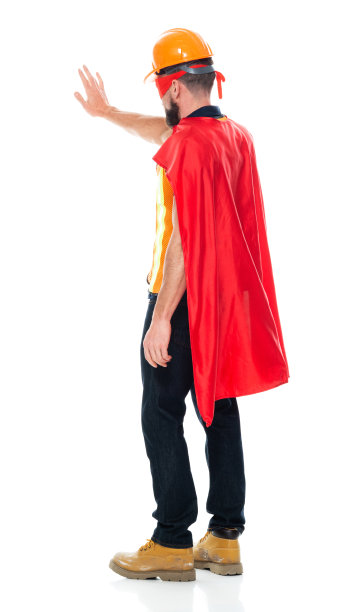 男建筑承包商穿着披风在白色背景前修理图片下载