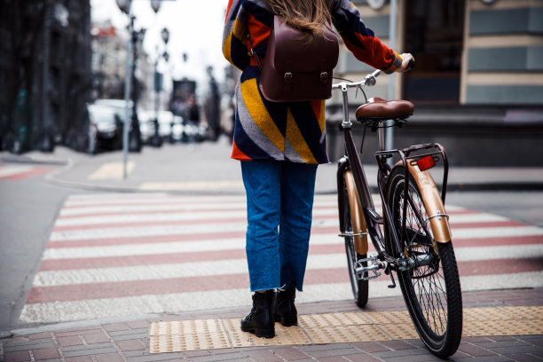 女自行车在斑马线库存照片图片下载