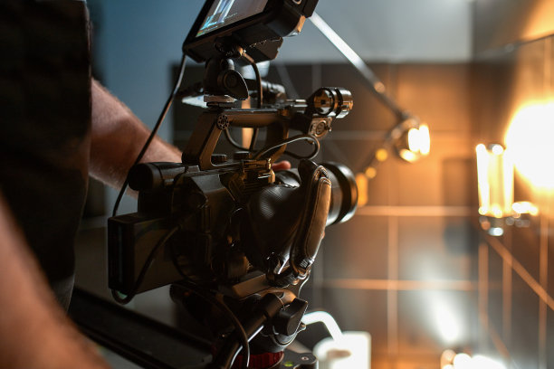 拍摄电影和视频产品的幕后，设置拍摄视频和声音的设备。为社交网络、电视和博客制作视频内容的概念图片下载