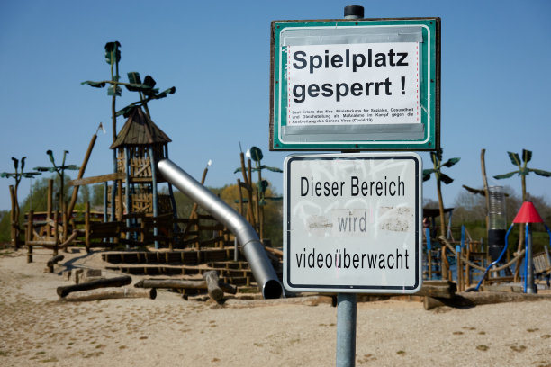 在一个探险游乐场的入口处，用德语写着:“游乐场关闭，该区域有视频监控”。图片下载