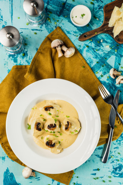 自制蘑菇和核桃馅饺子，用棕色餐巾拍简单的食物照片。俯视图图片下载