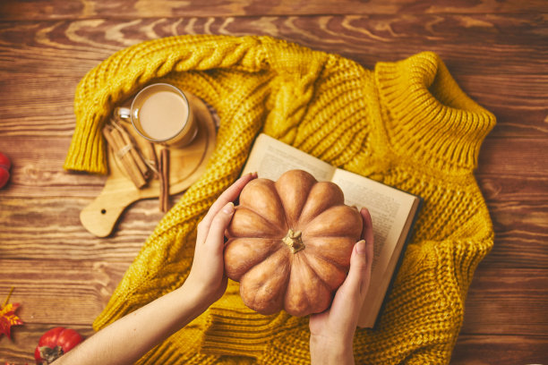 秋天美味的咖啡。图片下载