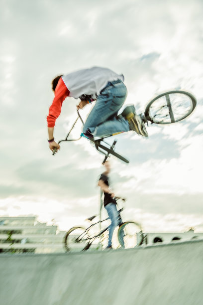 小轮车车手跳过斜坡图片下载